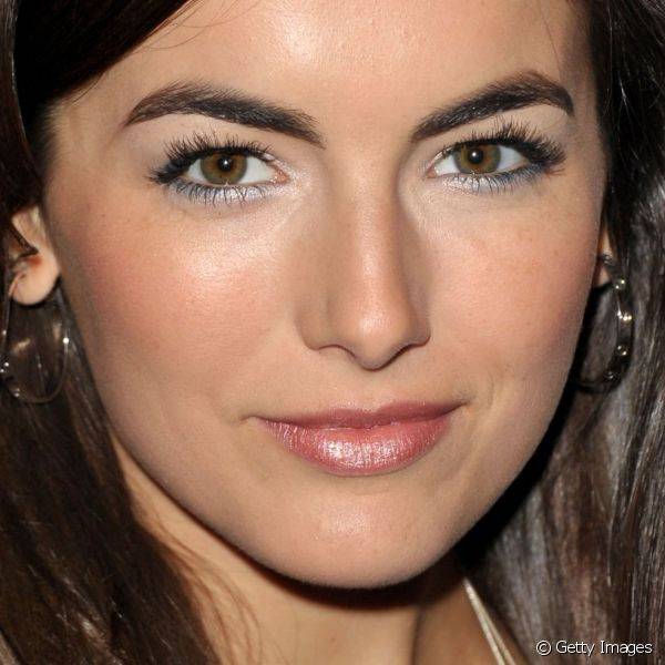 Com uma produção mais simples, a atriz prestigiou coquetel em shopping da California em 2011 com olhos super iluminados e cílios alongados